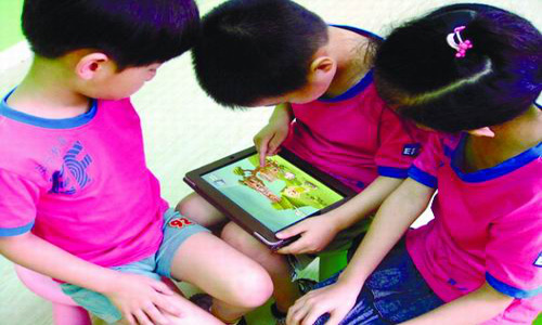 智能手机、ipads成儿童视力杀手 建议贴上深夜视频免费在线观看